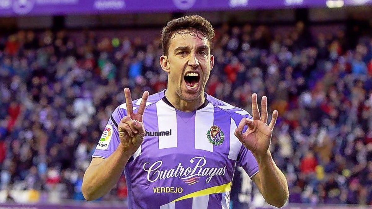 Mata forma un 2 y un 0 con sus dedos tras su primer gol a la Cultural; después marcaría otro.-J.M. LOSTAU