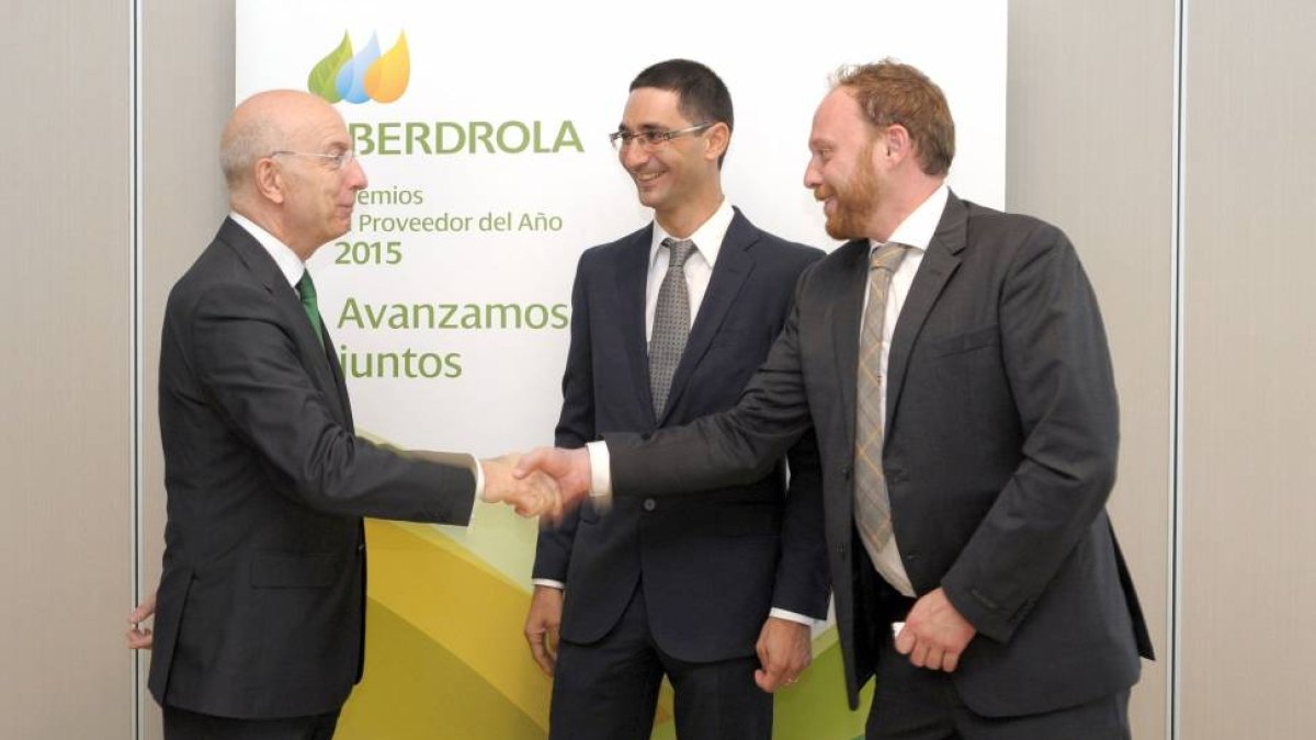 El delegado de Iberdrola en Castilla y León, Joaquin Boneta, junto con el director general de AOC, Vicente Alario, y el gerente de Marval Seguridad Integral, Josué Martínez, finalistas del Premio al Proveedor del Año-ICAL
