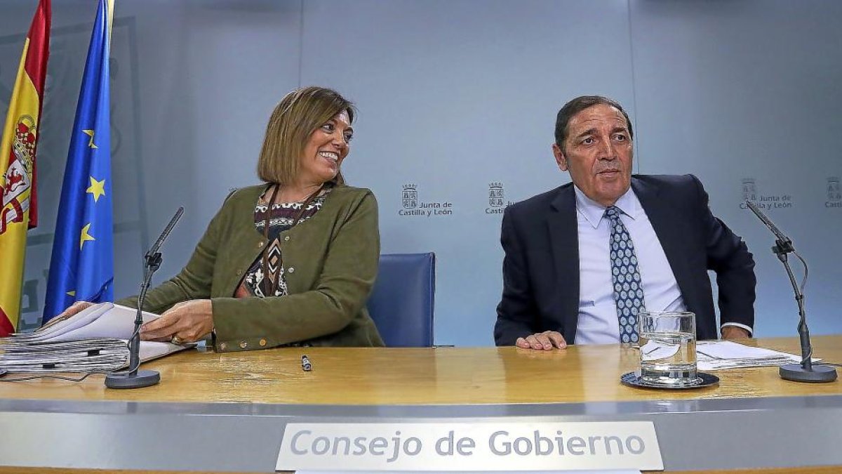 Milagros Marcos y Antonio Sáez, en la rueda de prensa.-ICAL