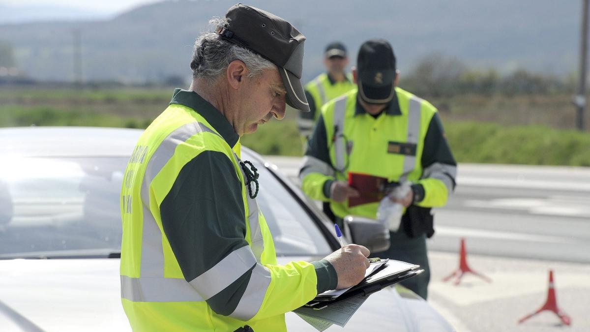 Agentes de la Guardia Civil de Tráfico en un control de alcoholemia.-L. MURILLO