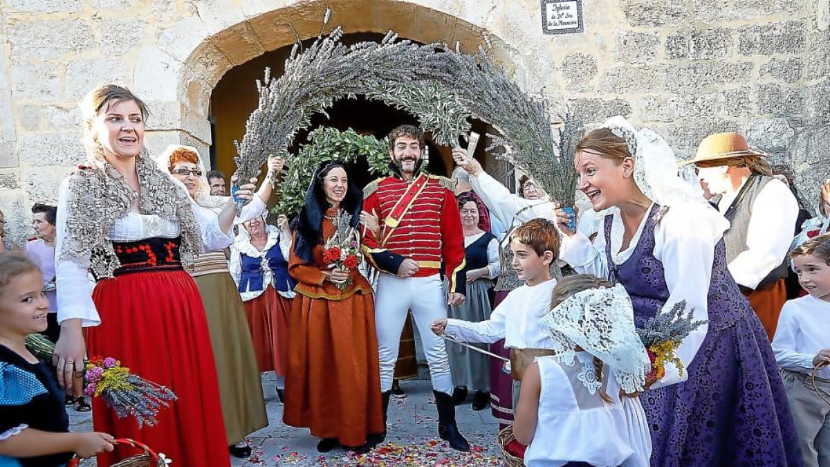 Juan Martín Díez ‘El Empecinado’ y Catalina de la Fuente se casan, ayer, en Castrillo de Duero.-J.M. LOSTAU