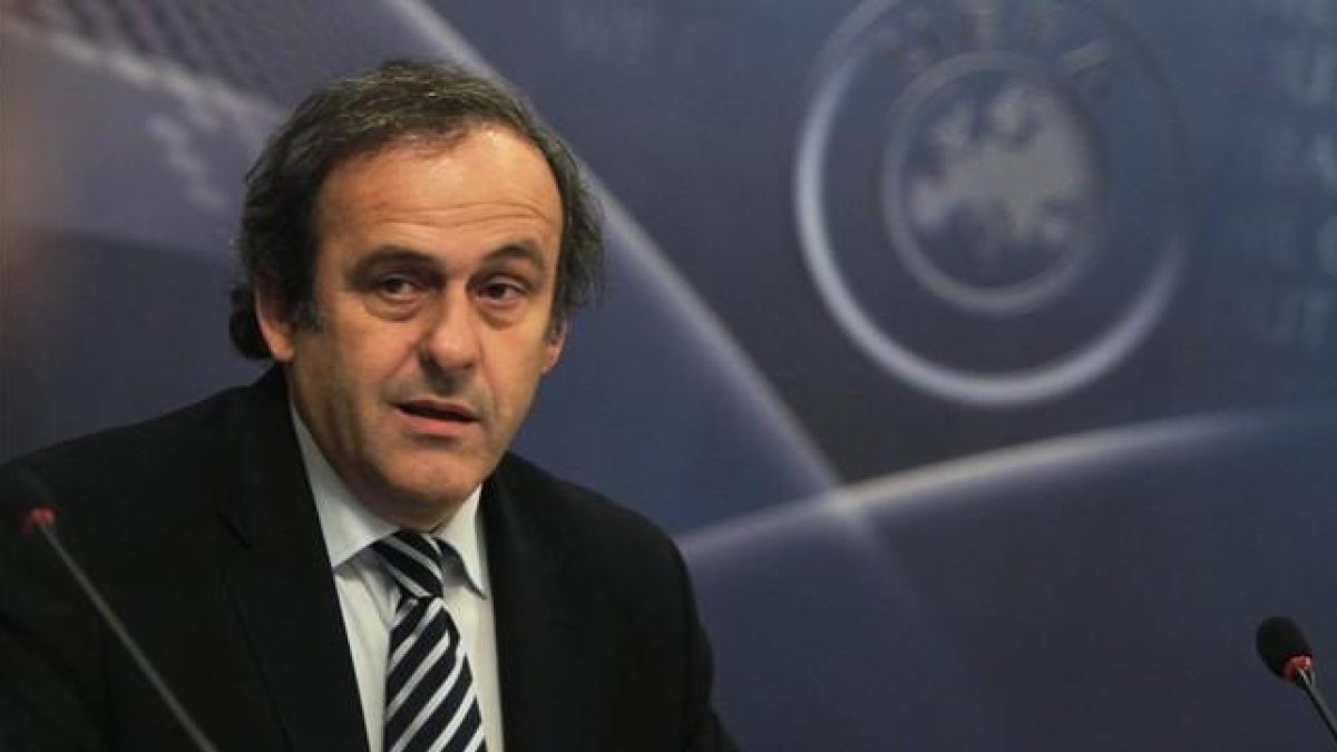 Michel Platini observa atentamente durante un congreso organizado por la UEFA.-REUTERS / PETR JOSEK