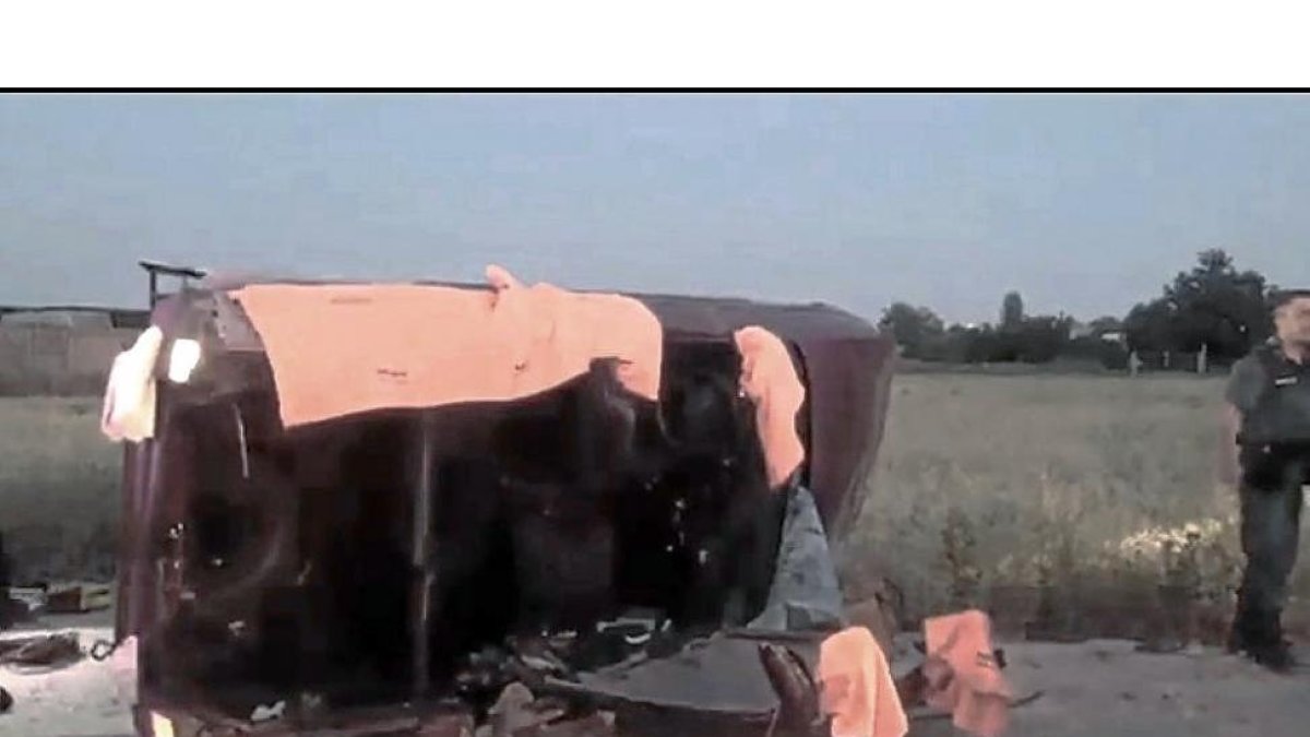 Coche volcado en el que que viajaban los tres acusados tras un robo.-J.M. LOSTAU