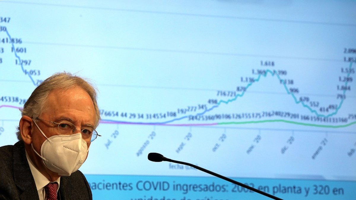 El coordinador de las UCI de Castilla y León, el doctor Jesús Blanco Varela, ayer durante la rueda de prensa. ICAL