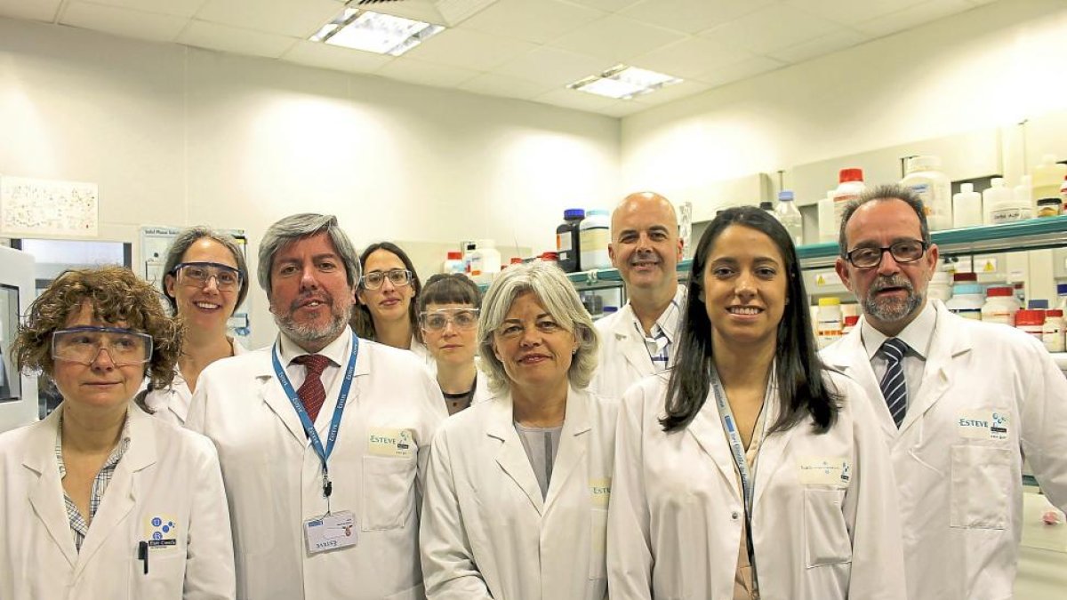 De izquierda a derecha: Miriam Royo, Antoni Torrens, Carmen Almansa, Pilar Gil, José Miguel Vela e investigadores de la Unidad Mixta Esteve-PCB.-
