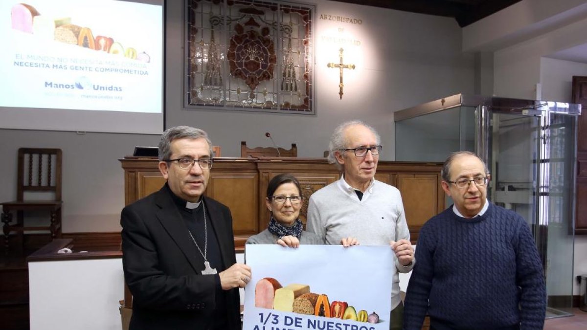 (I a D) El obispo auxiliar de Valladolid, Luis Argüello; el presidente de Manos Unidas Valladolid, José María Borge; Rosina de los Reyes y José María Gil, en la presentación de la campaña 'El mundo no necesita más comida, necesita más gente comprometida'-ICAL