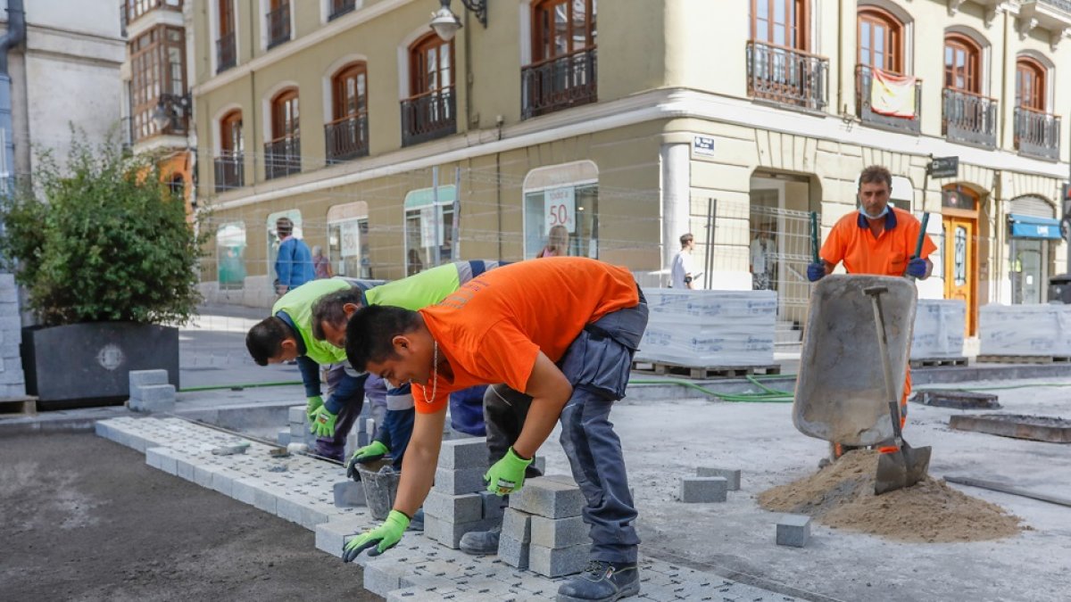 Colocación de adoquines en la calle Angustias.- J. M. LOSTAU