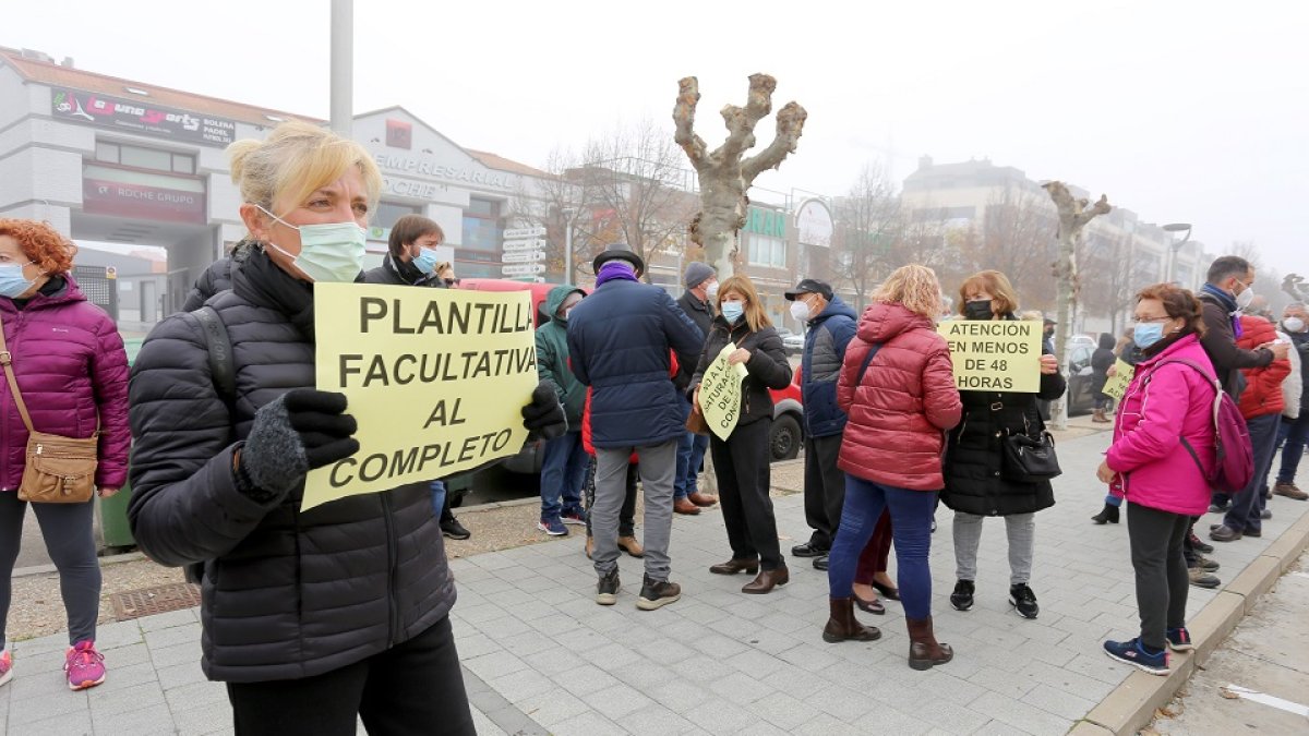Concentración de los vecinos de Laguna de Duero, Boecillo y Viana para reclamar mejoras en la atención sanitaria del centro de salud de Laguna de Duero (Valladolid).- ICAL