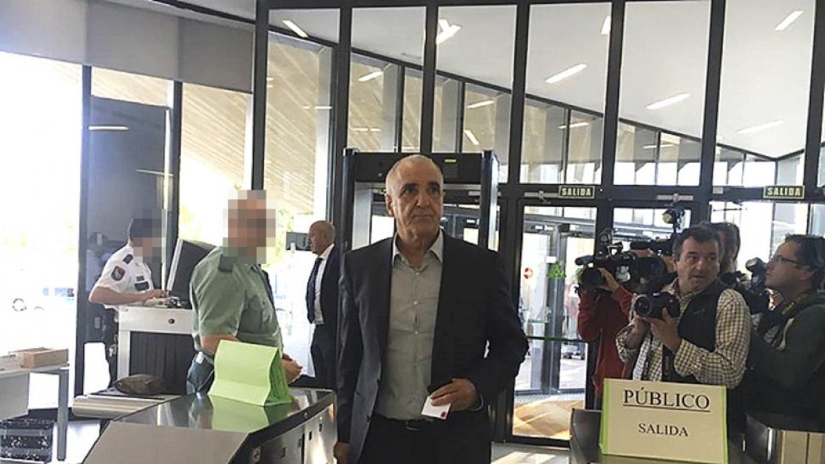 Victorino Alonso, ayer, entrando al juzgado de lo Penal 1 de Huesca para la primera sesión del juicio.-HUESCANOTICIAS.COM