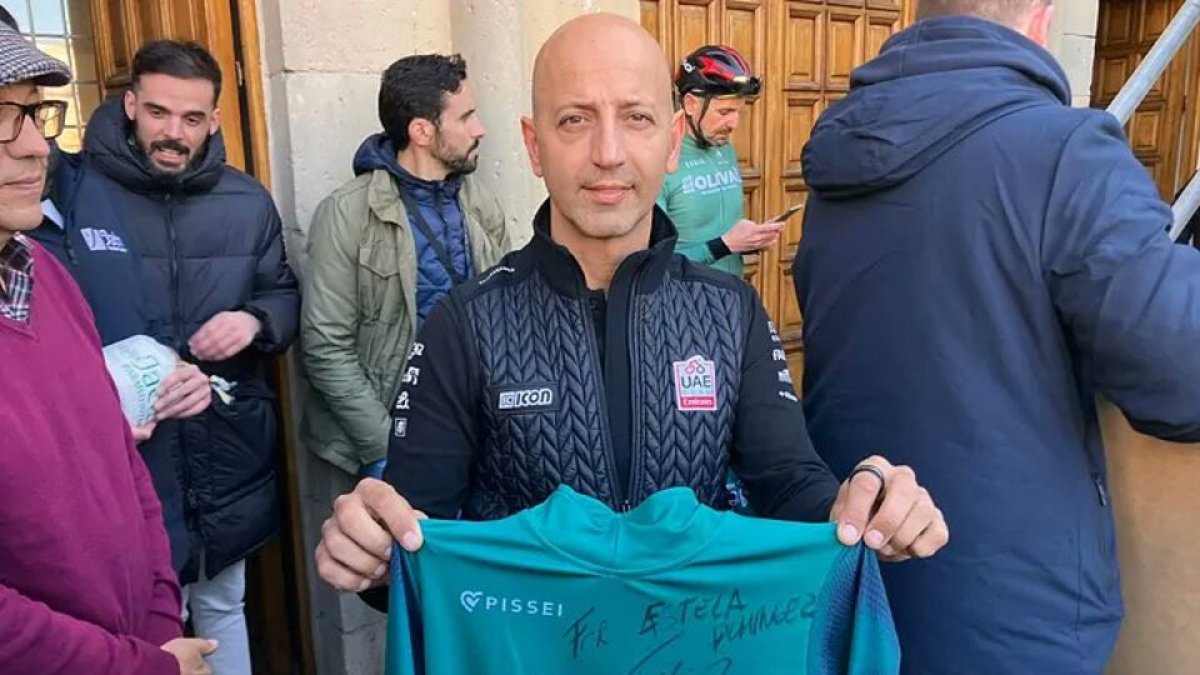 Matxin con el maillot dedicado por Pogacar. / MARCA