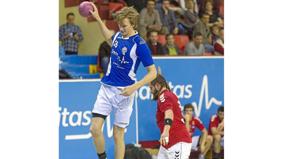 El debutante Filip Kallman arma el brazo ante el Pilotes-P. REQUEJO
