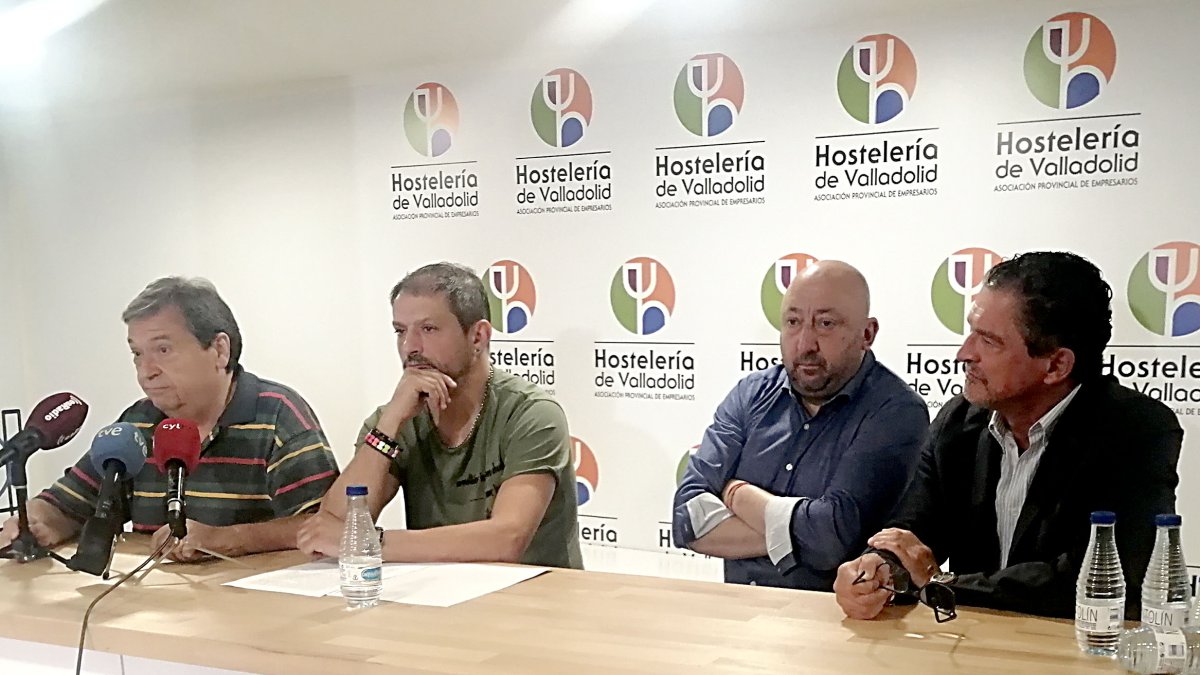 Presentación en la Asociación de Hosteleros de Valladolid. De izquierda a derecha Luis Trapote, de la Federación de Vecinos Conde Ansúrez; Juan José García, Vicepresidente de Apehva; Jaime Fernández, Presidente de Apehva y Juan Fernández, del colectivo vecinal de San Miguel. / E. M.