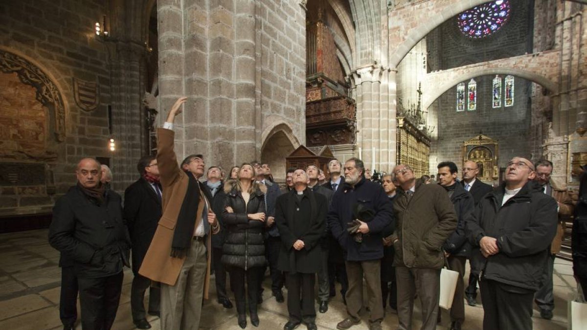 La consejera de Cultura y Turismo, Alicia García, visita las obras de restauración que se realizan en la Catedral de Ávila-Ical