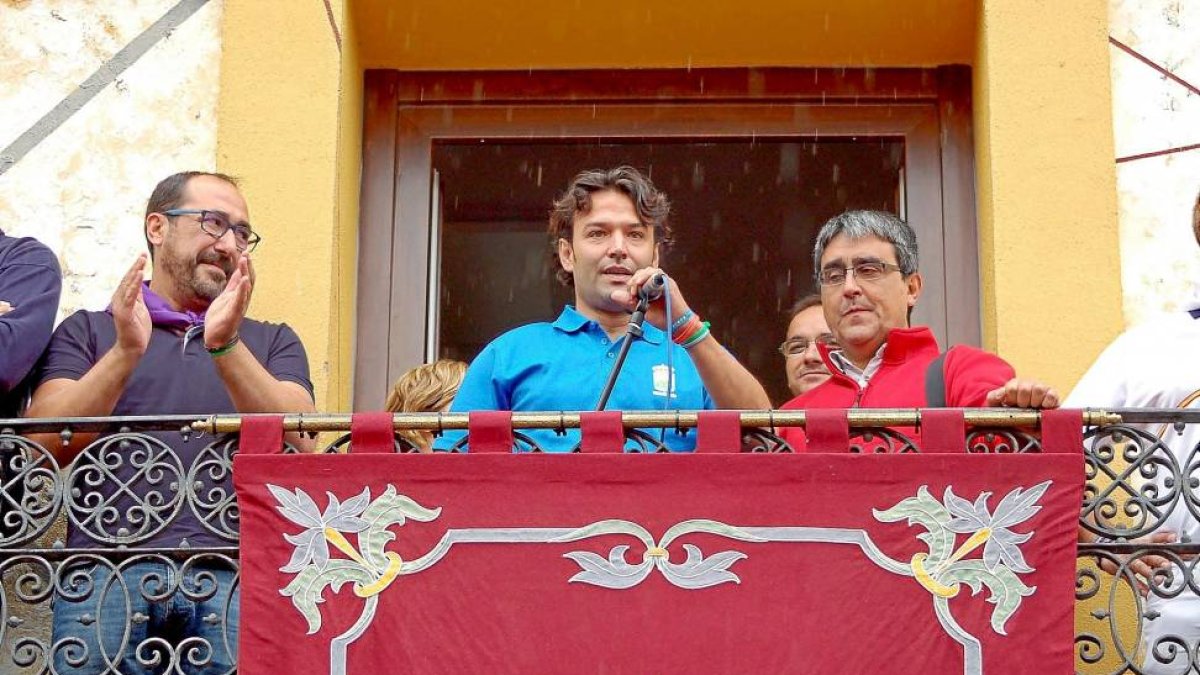 El portavoz del PP en Tordesillas arropa al alcalde al anunciar que el torneo de este año se declaró nulo.-S.G. C.