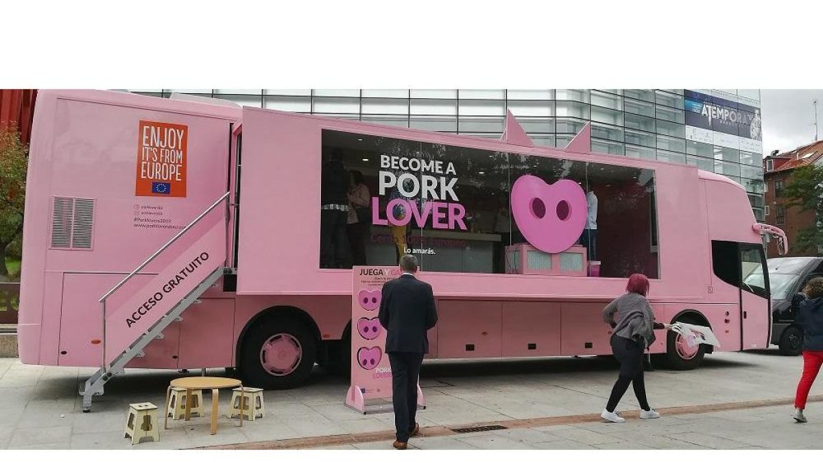 El colorido autobús dio cabida a numerosas charlas, talleres y degustaciones durante su estancia en la capital burgalesa.-M. M.