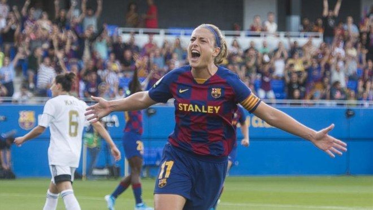 Alexia festeja el primer gol del Barça al Tacón, el primero del Barça femenino en el estadio Johan Cruyff.-JORDI COTRINA