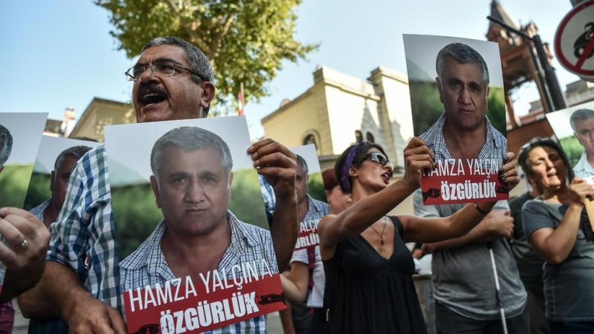 Manifestantes protestan por la detención de Yalçin a cargo de la policía española, el 13 de agosto, en Estambul-AFP / OZAN KOSE