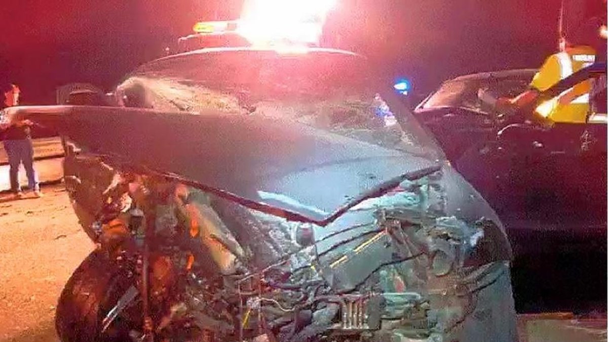 Uno de los turismos tras la colisión frontal en Puente Duero.-BOMBEROS