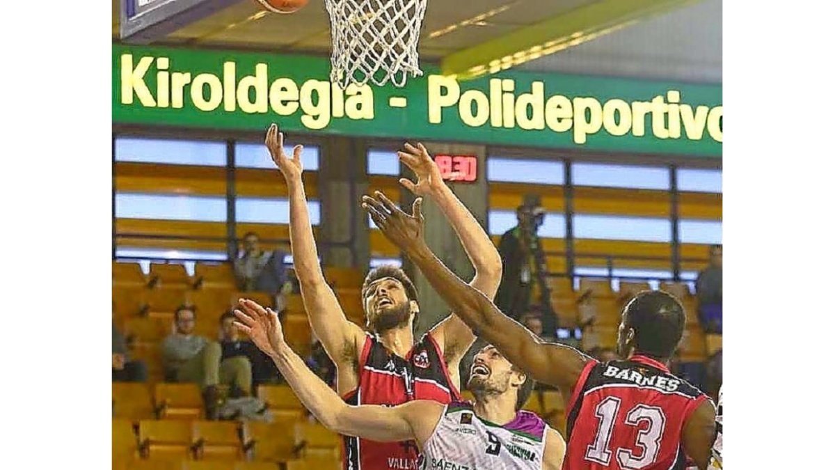 Con dos ‘cincos’ en pista. El Carramimbre en el segundo cuarto con Uta y Barnes dominando el rebote.-PHOTODEPORTE