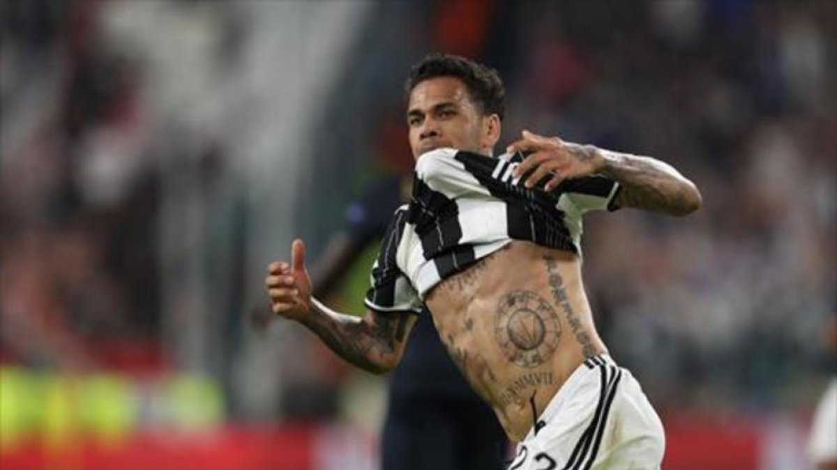 Dani Alves, tras marcar un gol en el partido contra el Mónaco en Champions.-afp / valery hache