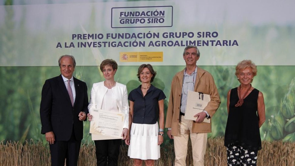 El presidente del Grupo Siro, Juan Manuel González Serna ,la vicepresidenta, Lucía Urbán López ,entregan el premio recaído en el instituto Navaro de tecnología e infraestructuras Agroalimentaria y el Accésit al instituto de Biología Funcional y Genómica d-ICAL