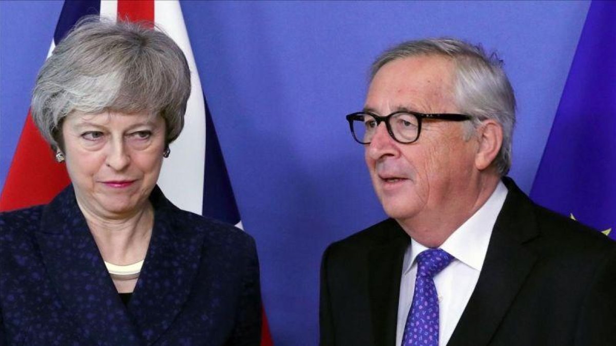 May y Juncker hoy en Bruselas.-REUTERS / YVES HERMAN