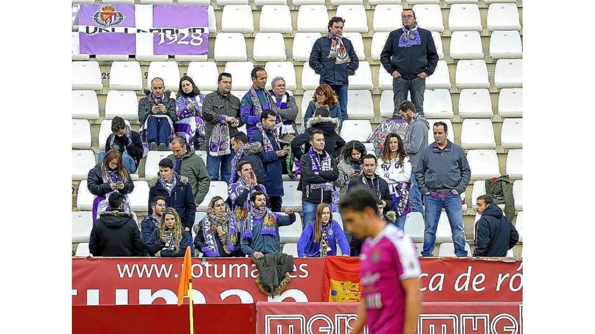 Aficionados blanquivioleta silenciosos ante la pésima imagen de su equipo.-PHOTO-DEPORTE
