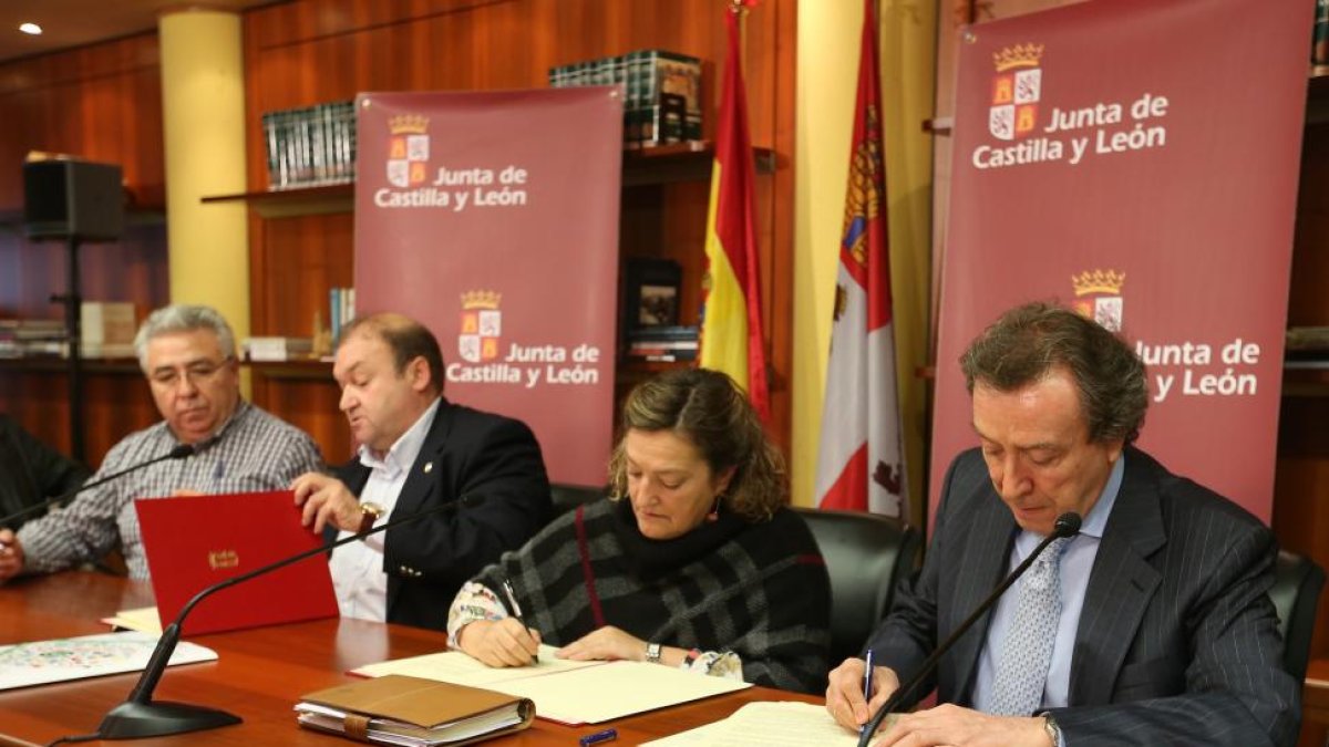 El consejero de la Presidencia, José Antonio de Santiago-Juárez, firma un acuerdo en materia de Función Pública con los sindicatos CSIF, UGT y CCOO-Ical