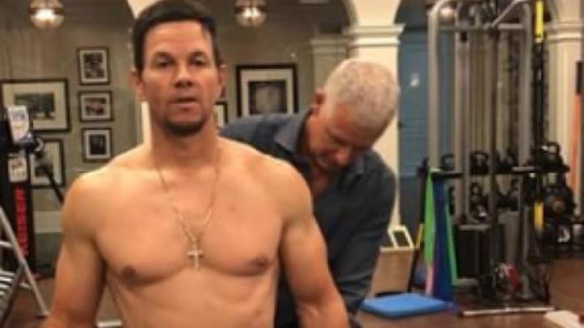 Mark Wahlberg, ejercitando sus músculos.-INSTAGRAM