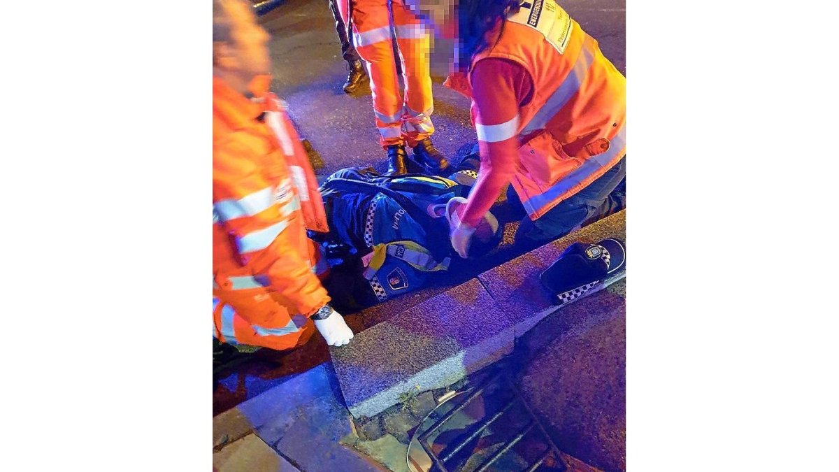 Miembros de Emergencias 112 atienden al policía municipal atropellado en la noche de Jueves Santo.-E. M.