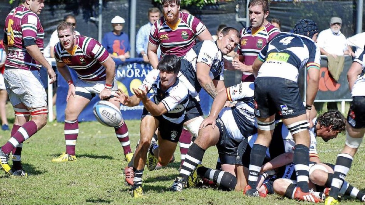 El medio melé Juan Ramos saca el oval de un agrupamiento durante el choque de ayer. ALCOBENDAS RUGBY-Alcobendas Rugby.