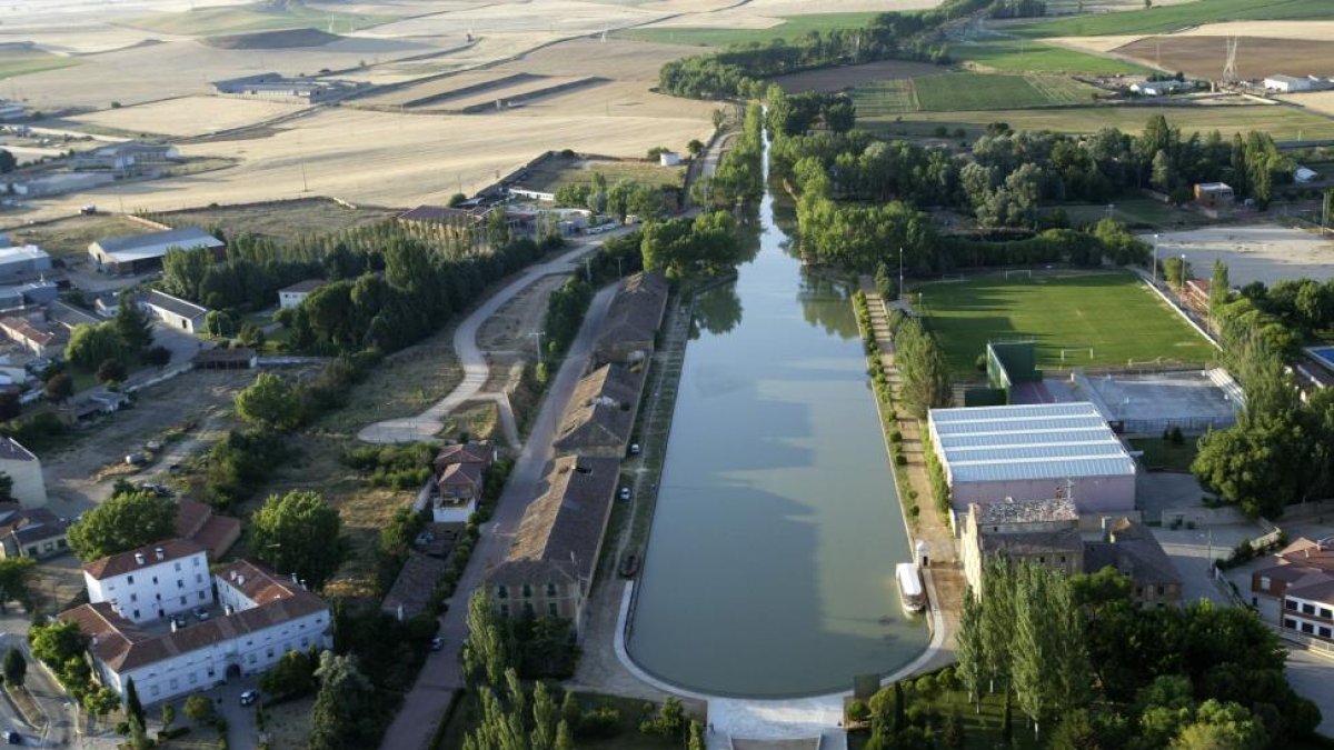 Imagen aérea de la dársena del Canal de Castilla en Medina de Rioseco.-ICAL