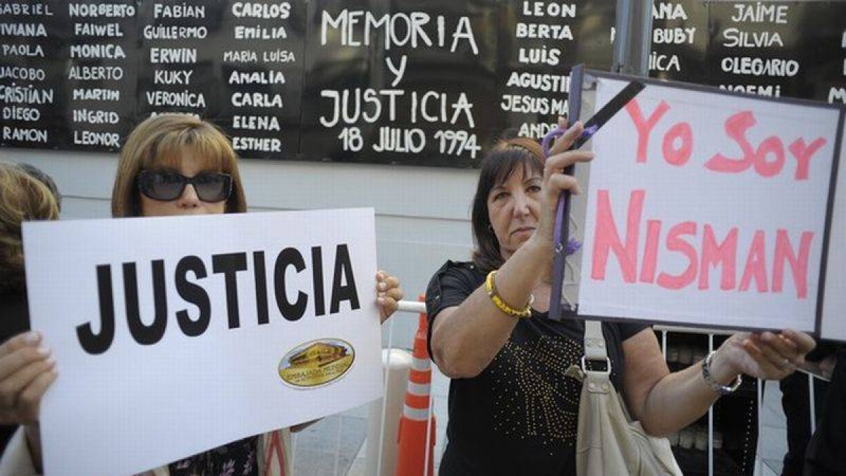 Protestas en Argentina reclamando justicia bajo el eslogan 'Yo soy Nisman', el miércoles en Buenos Aires.-Foto: AFP / ALEJANDRO PAGNI