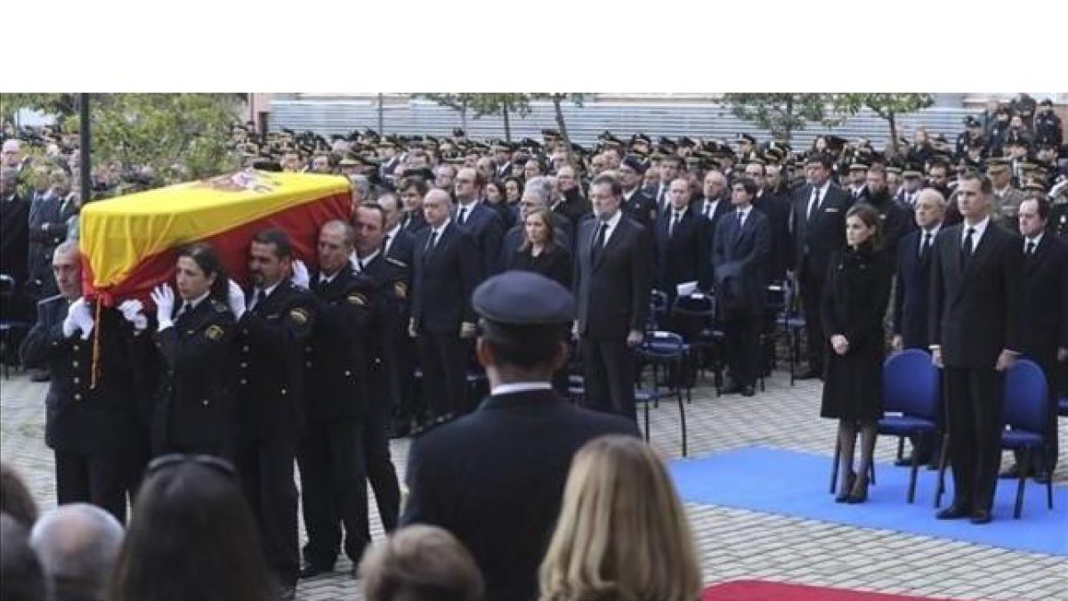 Los Reyes (derecha) presiden el funeral en honor de los agentes fallecidos en Kabul, este martes, en Madrid.-AP / BALLESTEROS