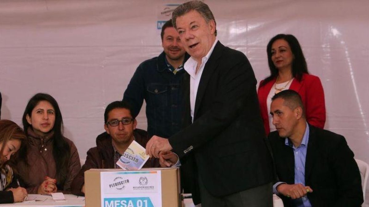 Santos deposita su voto en el referéndum, en Bogotá, este domingo.-EFE / MAURICIO DUEÑAS CASTAÑEDA