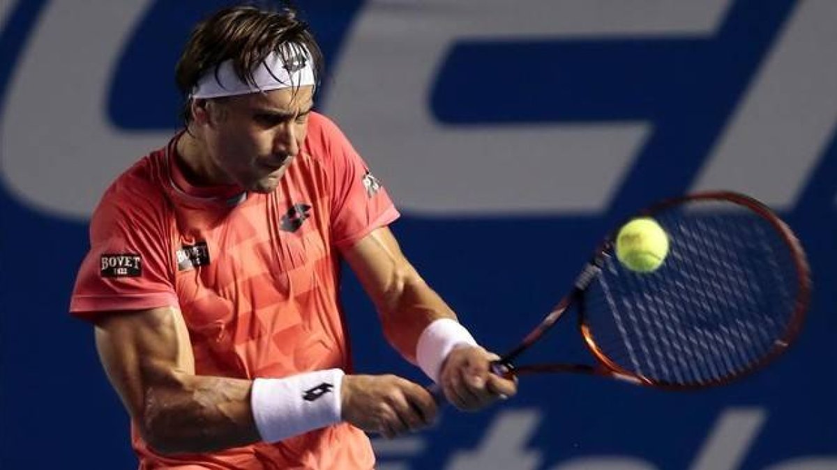 David Ferrer sirve una bola a Bernard Tomic durante cuartos de final del torneo de Acapulco.-Foto: EFE / JOSÉ MÉNDEZ