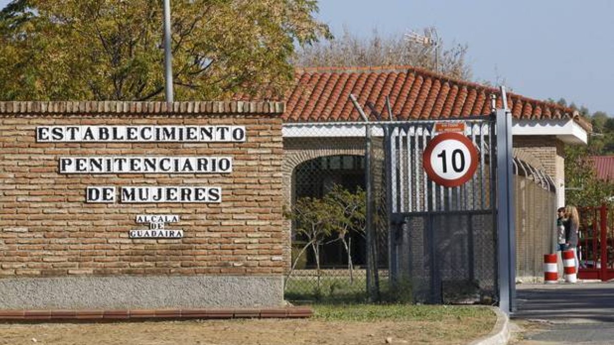 La entrada del centro penitenciario de mujeres de Alcalá de Guadaira, en Sevilla.-Foto: EFE / JOSÉ MANUEL VIDAL