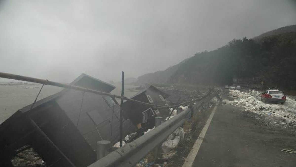 Nueve personas han fallecido y otras tres están desaparecidas por las fuertes tormentas causadas por el tifón Soudelor, el más potente del año, a su paso por la costa suroriental china, informó hoy la agencia oficial Xinhua.-Foto: EFE
