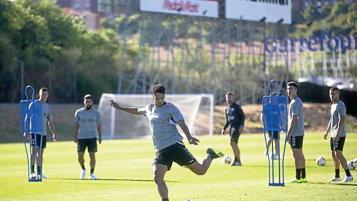 Chris Ramos se dispone a chutar en el entrenamiento celebrado ayer en los Anexos.-JOSÉ C. CASTILLO