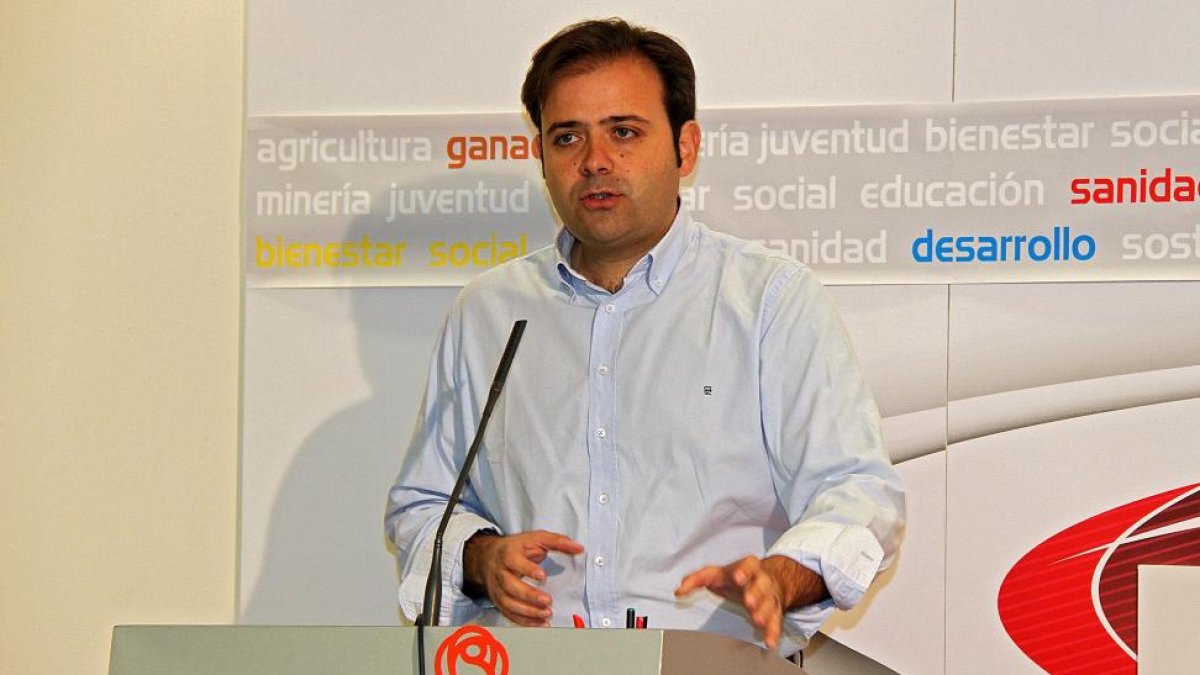 El secretario general del PSL-PSOE, Tino Rodríguez, ofrece una rueda de prensa.-ICAL