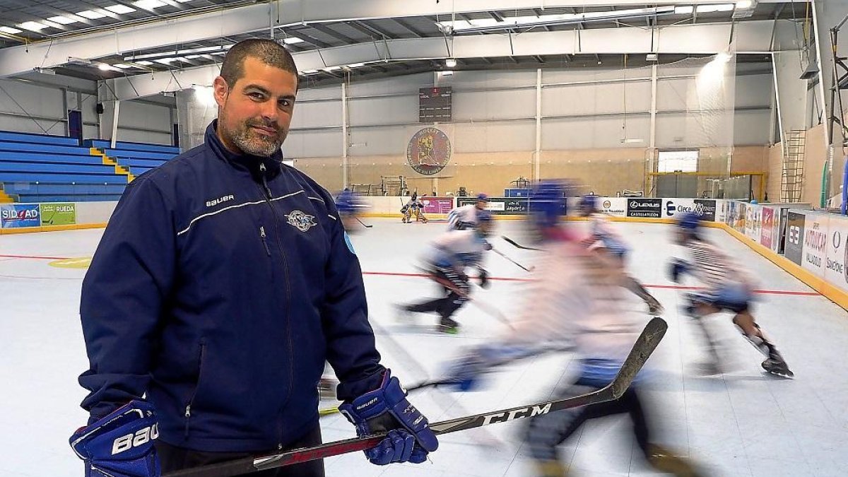 Andrés Portero posa con un stick en la pista de Canterac, lugar donde se forjó como jugador y donde ahora entrena.-MIGUEL ÁNGEL SANTOS