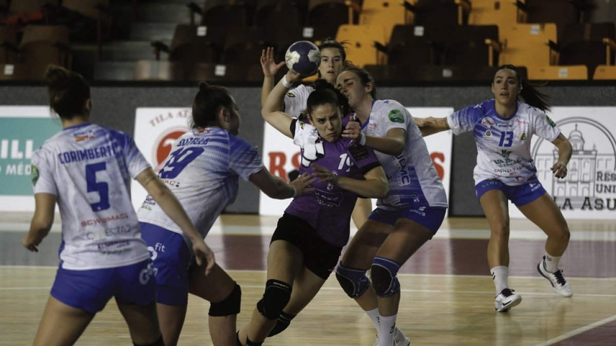 Duelo entre el Aula y el Cleba León en la final de Copa. / FERNANDO OTERO