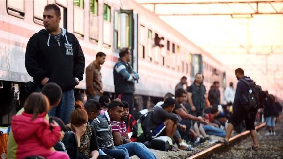 Refugiados ante un tren en Croacia.-AFP / DUGO SELO