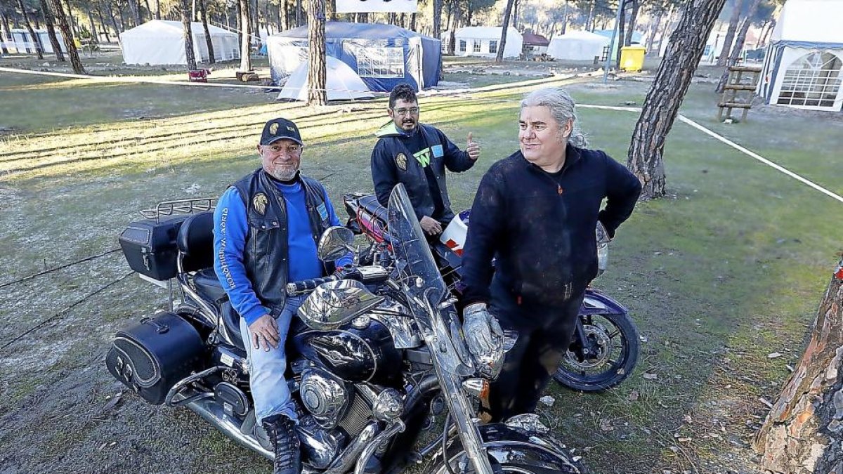 Tres de los ‘adelantados’ que ya han acampado, ayer en Tordesillas.-J. M. LOSTAU
