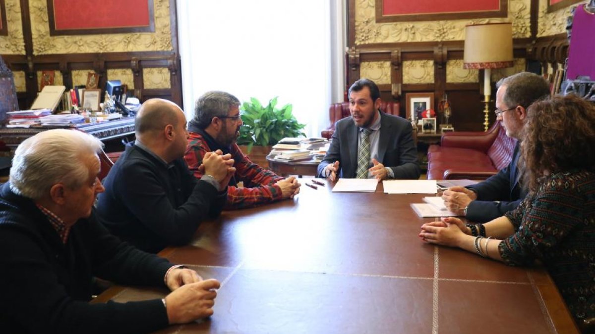 El alcalde de Valladolid, Óscar Puente, mantiene una reunión con dirigentes de UGT para analizar la apertura de los nuevos talleres de Renfe en el Páramo de San Isidro-ICAL