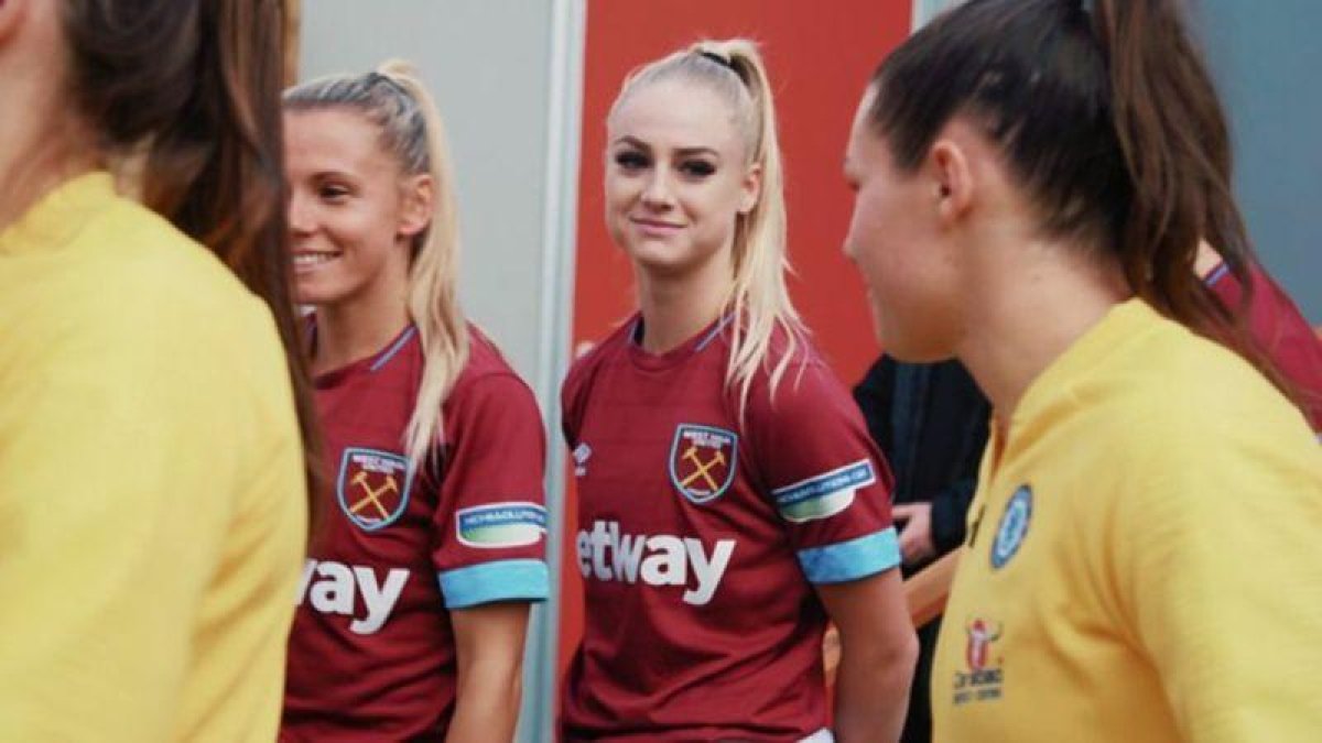 Alisha Lehmann, del Aston Villa (de rojo en el centro) sonríe a su novia, Ramona Bachmann, antes de enfrentarse.-BBC