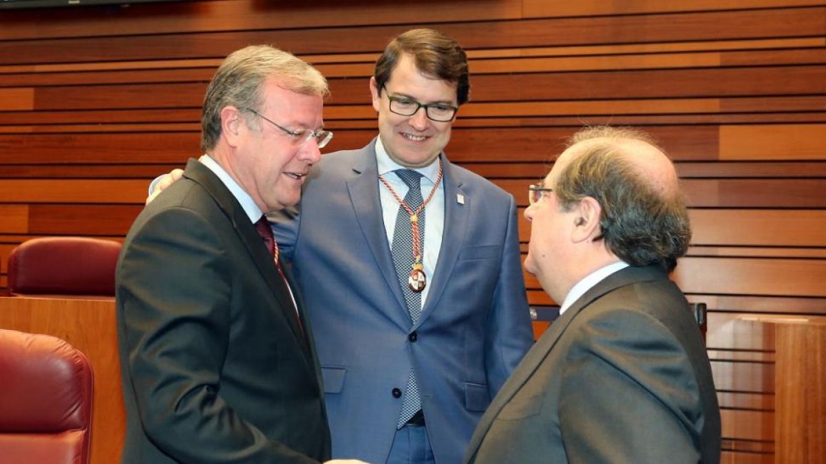 El presidente de la Junta, Juan Vicente Herrera, conversa con los procuradores del PP Alfonso Fernández Mañueco (C) y Antonio Silván, durante la celebración del XXXV Aniversario del Estatuto de Autonomía-ICAL