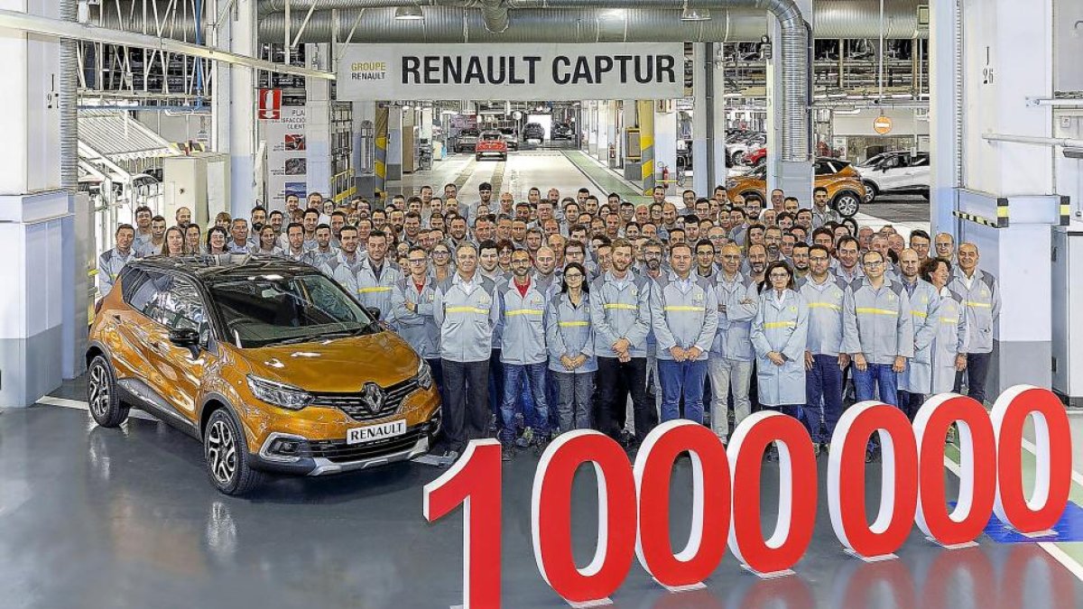 Los trabajadores de la fábrica de Renault en Valladolid posan junto al Captur un millón, con destino a un cliente británico.-E.M.