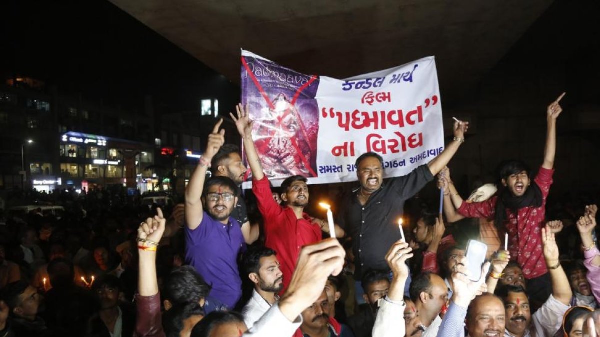 Miembros de la comunidad hindú de los Rajput sostienen carteles en contra de la película de Bollywood Padmavat.-AP / AJIT SOLANKI