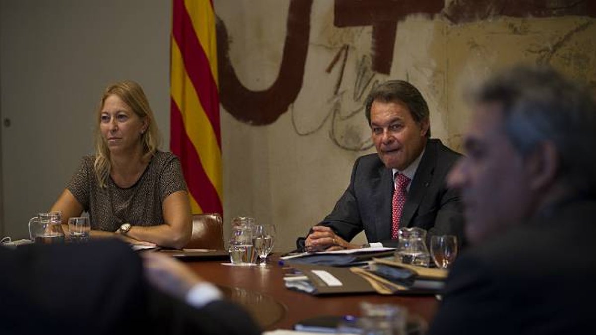 El 'conseller' Homs y la vicepresidenta Munté, este martes antes de la reunión del Consell Executiu.-Foto: CARLOS MONTAÑES